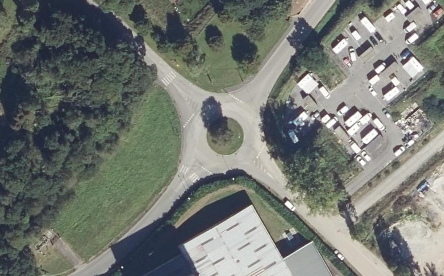 Vue aérienne du Rond-point anonyme n°110382658