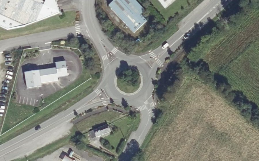 Vue aérienne du Rond-point anonyme n°110382662