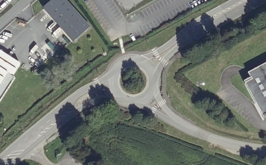Vue aérienne du Rond-point anonyme n°110382728