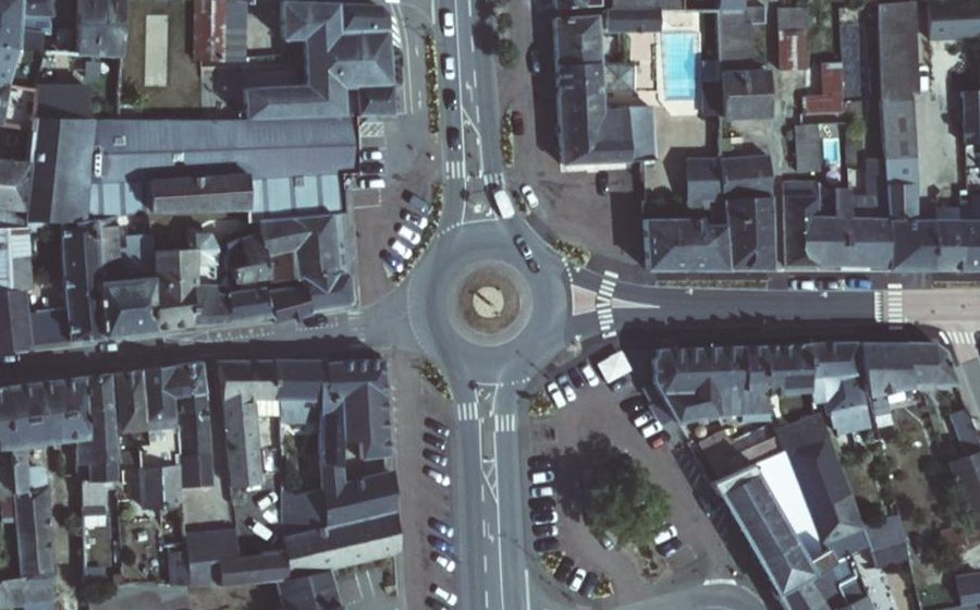 Vue aérienne du Rond-point anonyme n°110399188