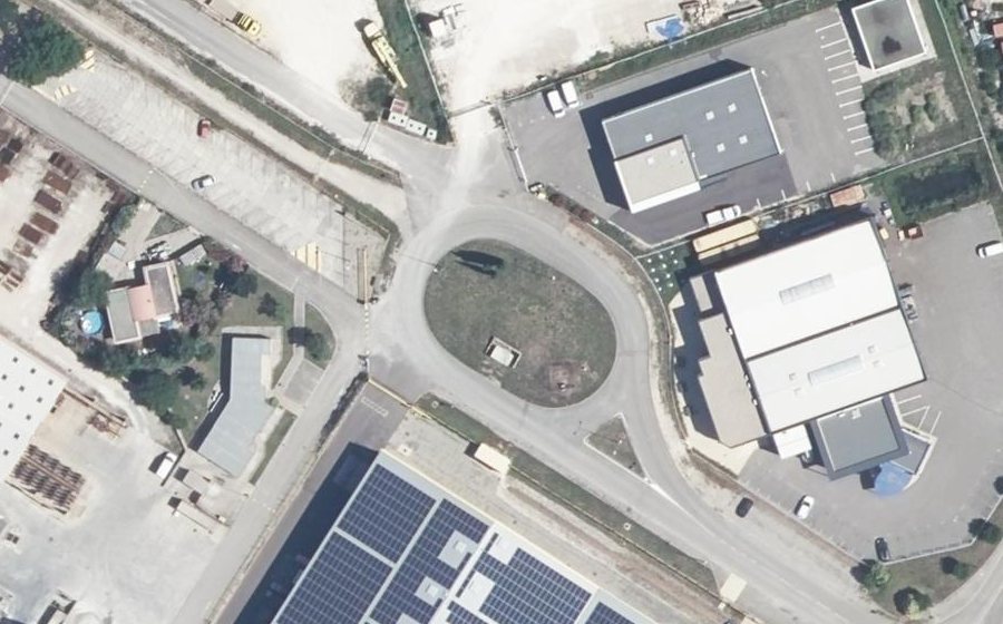 Vue aérienne du Rond-point anonyme n°110409602