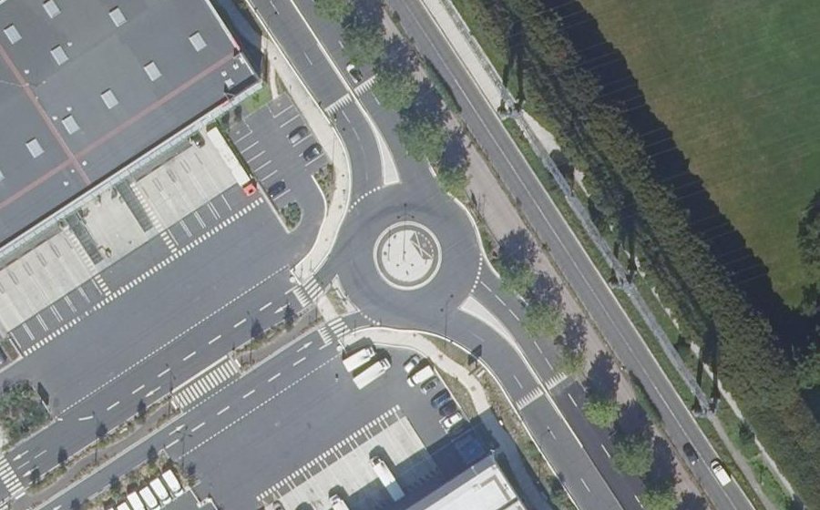 Vue aérienne du Rond-point anonyme n°1104184213