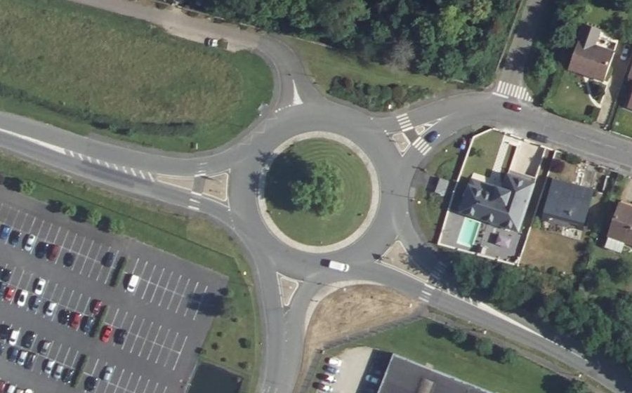 Vue aérienne du Rond-point anonyme n°110428879