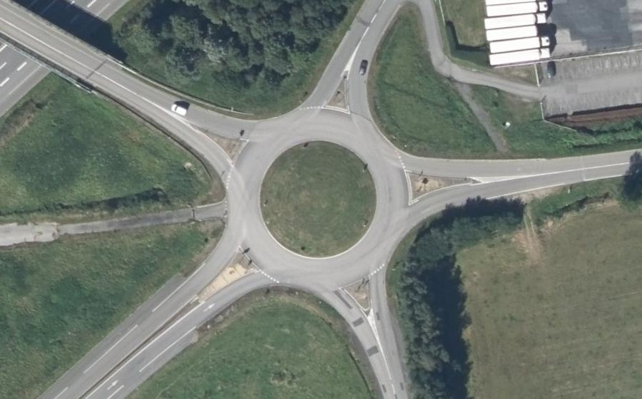 Vue aérienne du Rond-point anonyme n°110536064