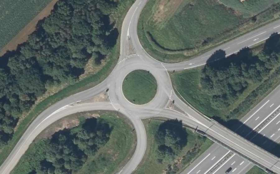 Vue aérienne du Rond-point anonyme n°110536066