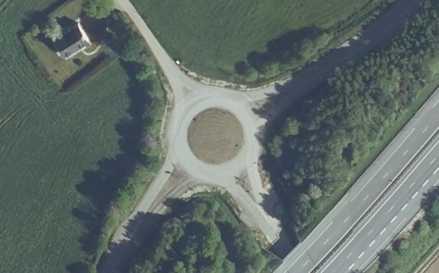Vue aérienne du Rond-point anonyme n°110540205