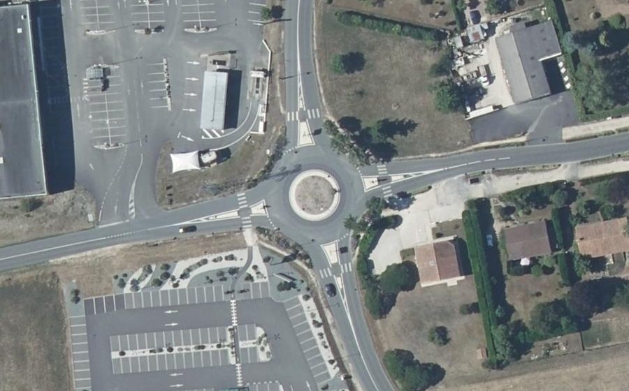 Vue aérienne du Rond-point anonyme n°110573165