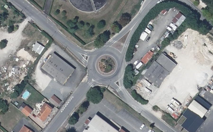 Vue aérienne du Rond-point anonyme n°110579861
