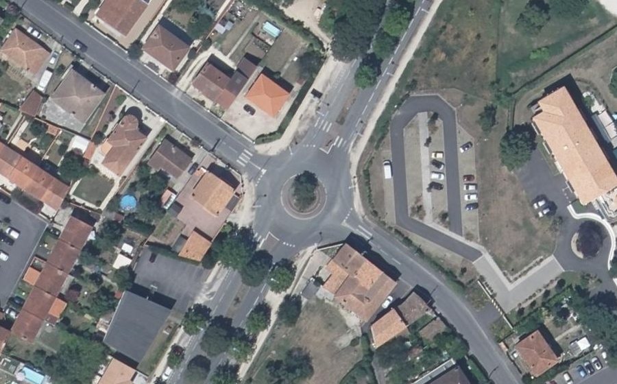 Vue aérienne du Rond-point anonyme n°110579879