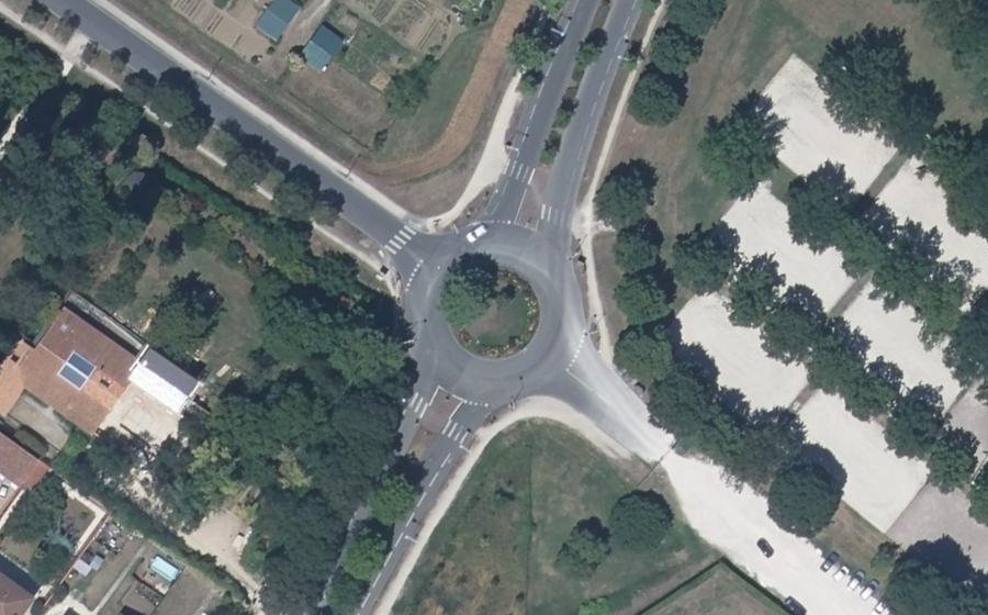 Vue aérienne du Rond-point anonyme n°110579956