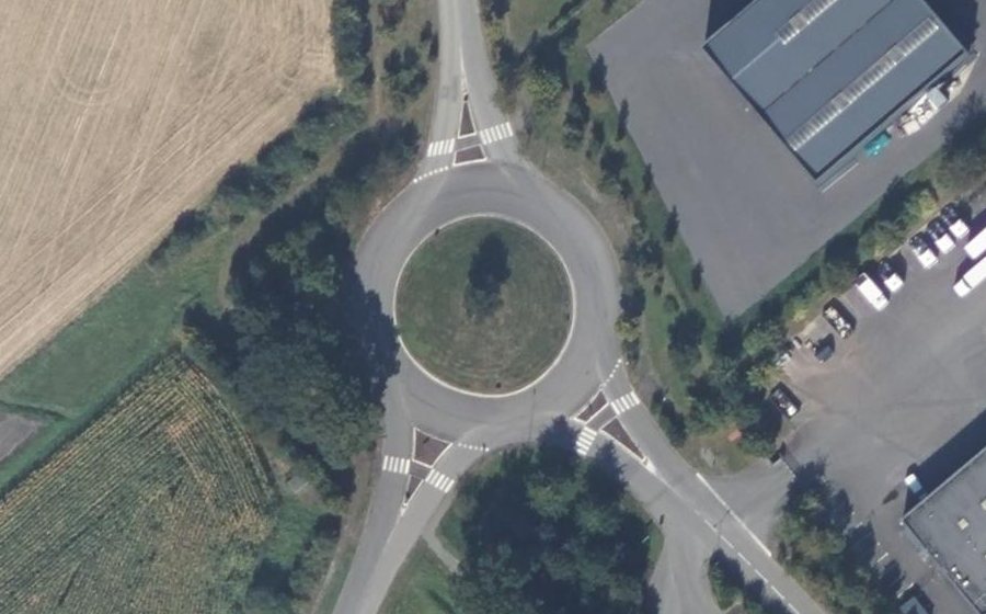 Vue aérienne du Rond-point anonyme n°110587726