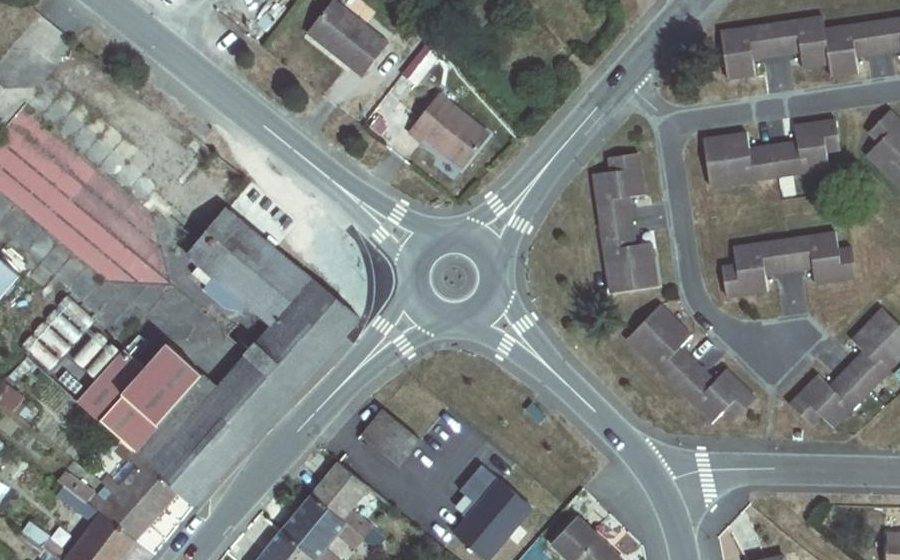 Vue aérienne du Rond-point anonyme n°1105893834