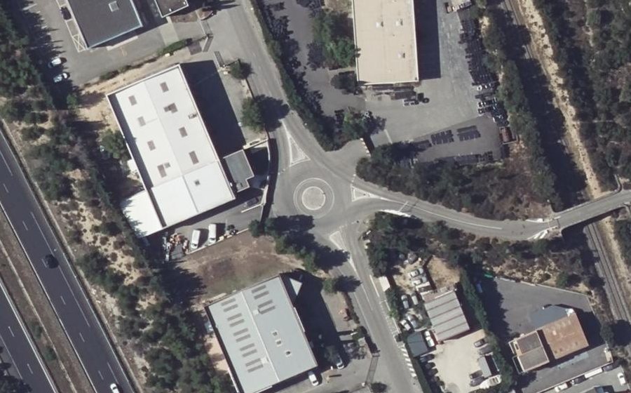 Vue aérienne du Rond-point anonyme n°110603629