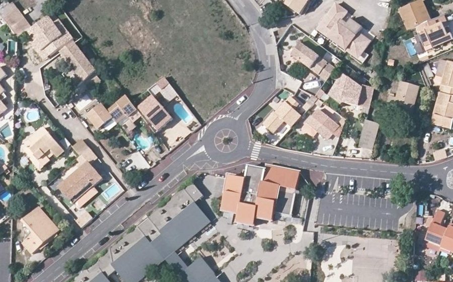 Vue aérienne du Rond-point anonyme n°1106342878
