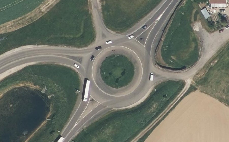 Vue aérienne du Rond-point anonyme n°110650552