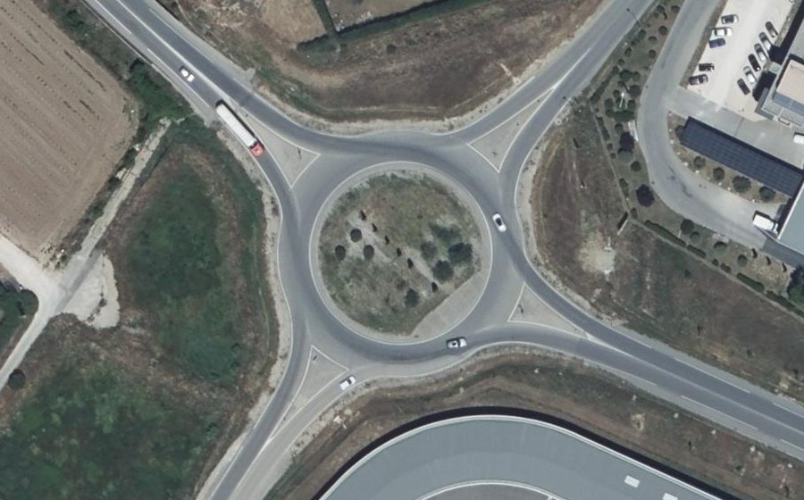 Vue aérienne du Rond-point anonyme n°110656042