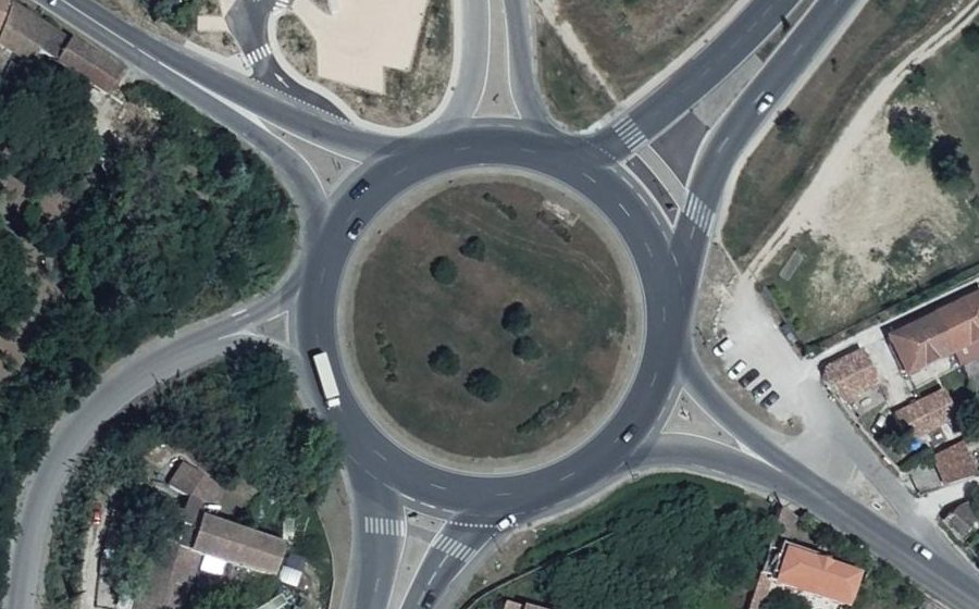 Vue aérienne du Rond-point anonyme n°110659152