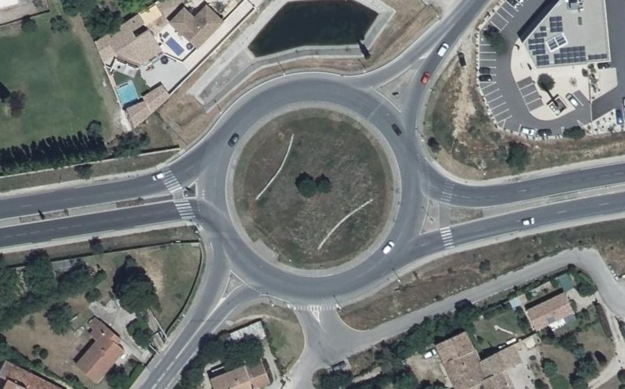 Vue aérienne du Rond-point anonyme n°110659481