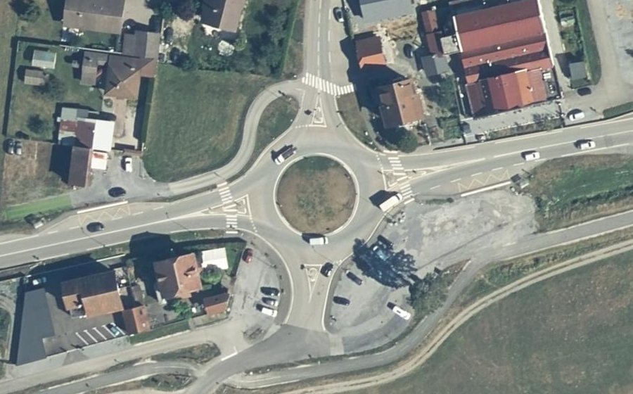 Vue aérienne du Rond-point anonyme n°110699456