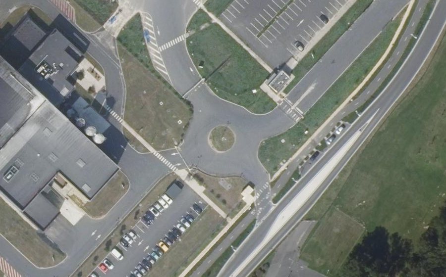 Vue aérienne du Rond-point anonyme n°1107128824