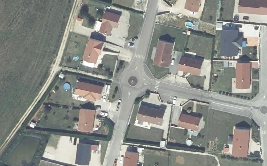 Vue aérienne du Rond-point anonyme n°110750472