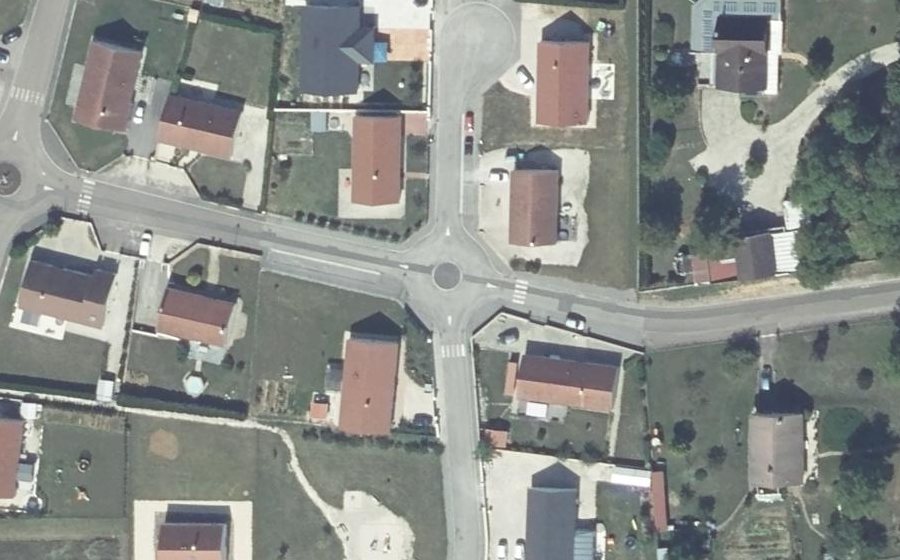 Vue aérienne du Rond-point anonyme n°110750509