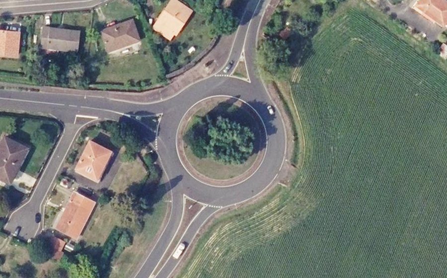 Vue aérienne du Rond-point anonyme n°1107664789