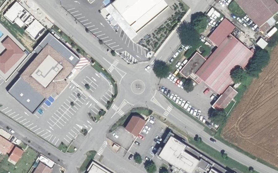 Vue aérienne du Rond-point anonyme n°1107922479