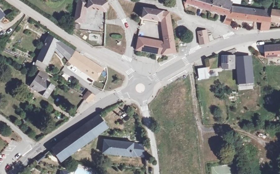 Vue aérienne du Rond-point anonyme n°1108593845