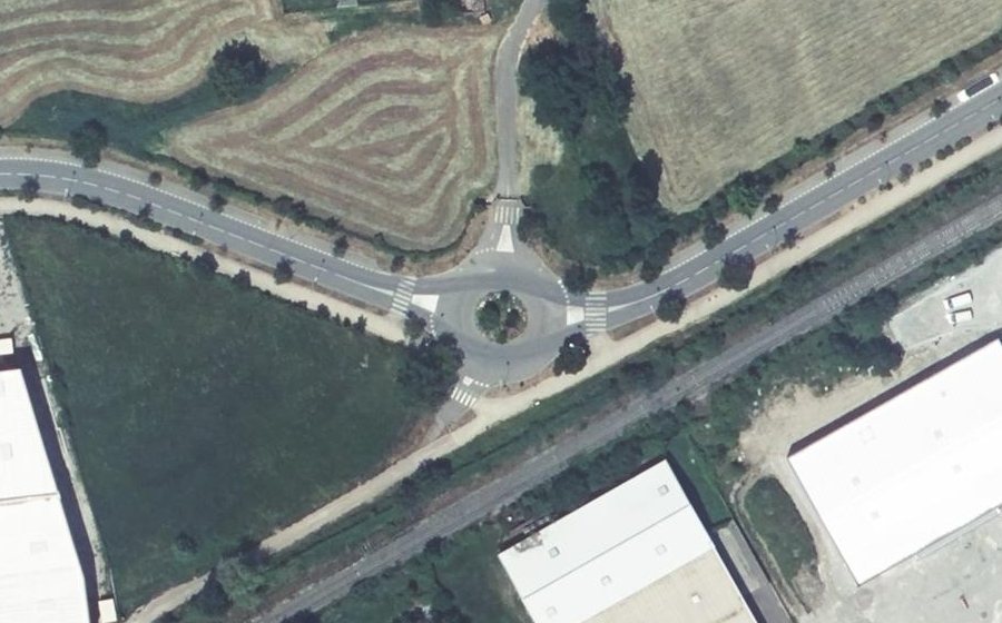 Vue aérienne du Rond-point anonyme n°110873145
