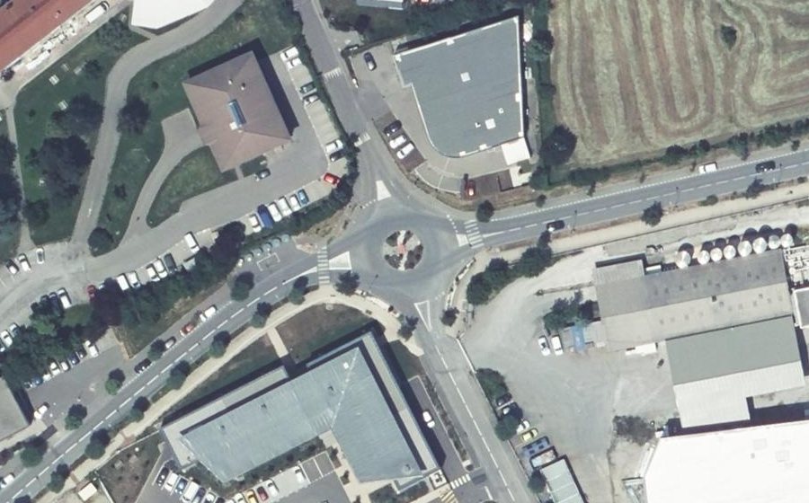Vue aérienne du Rond-point anonyme n°110877243
