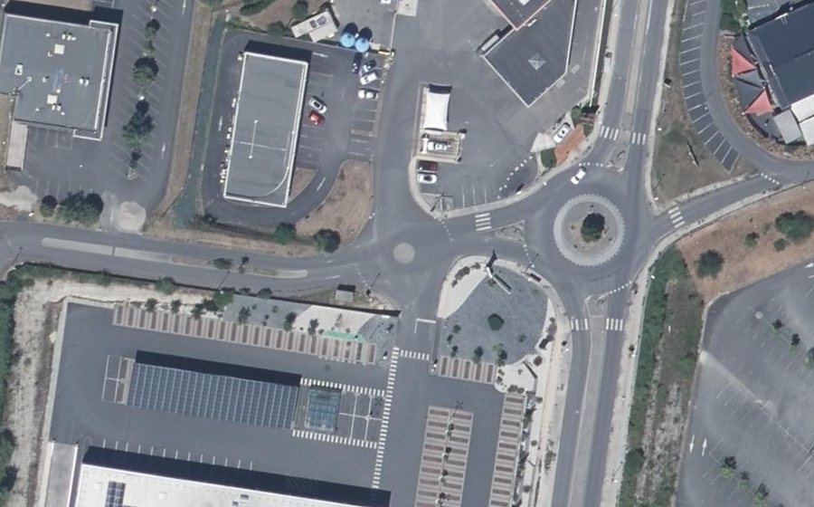 Vue aérienne du Rond-point anonyme n°1109614320