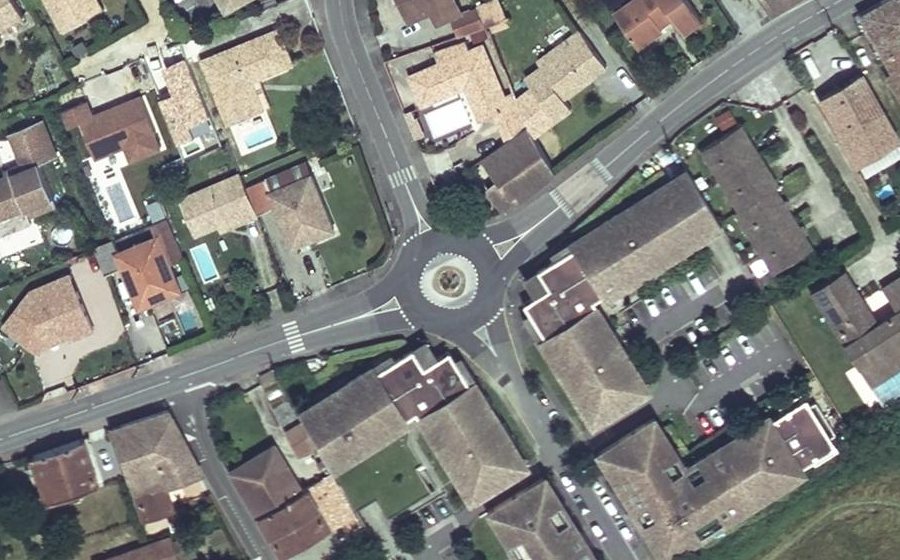 Vue aérienne du Rond-point anonyme n°1111529645