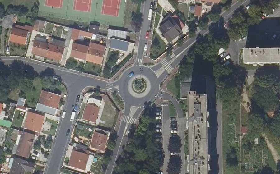 Vue aérienne du Rond-point anonyme n°111299018