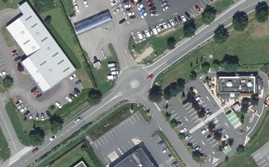 Vue aérienne du Rond-point anonyme n°111355439