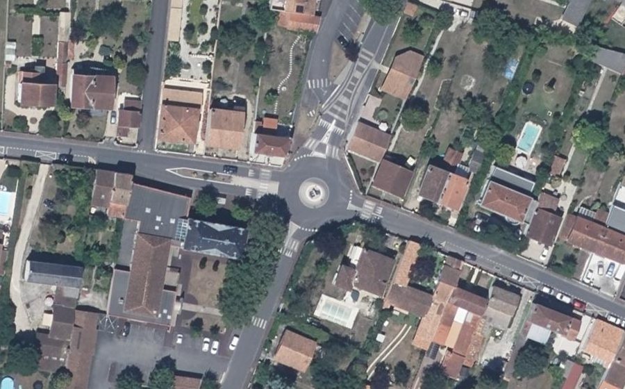 Vue aérienne du Rond-point anonyme n°111375041