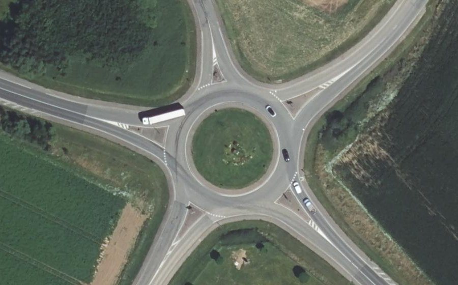 Vue aérienne du Rond-point anonyme n°111380424