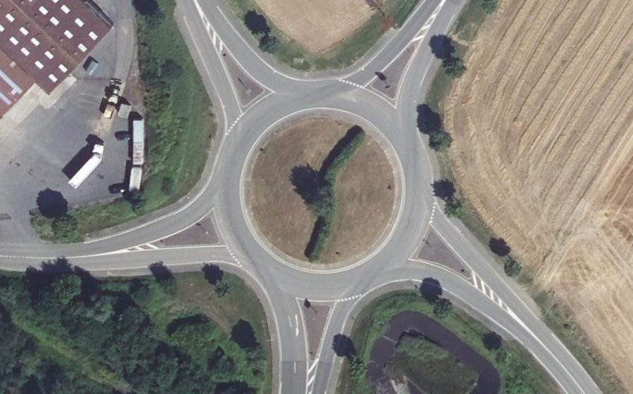 Vue aérienne du Rond-point anonyme n°111380431