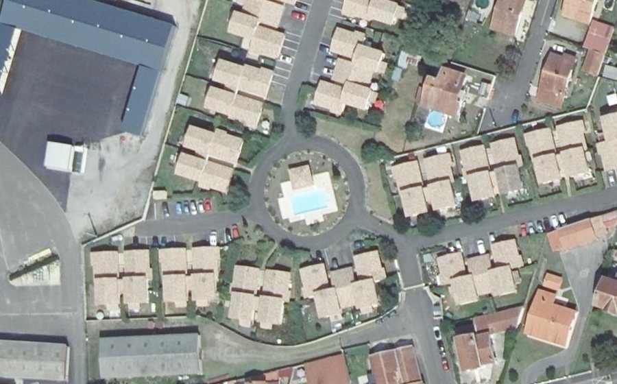 Vue aérienne du Rond-point anonyme n°111406706