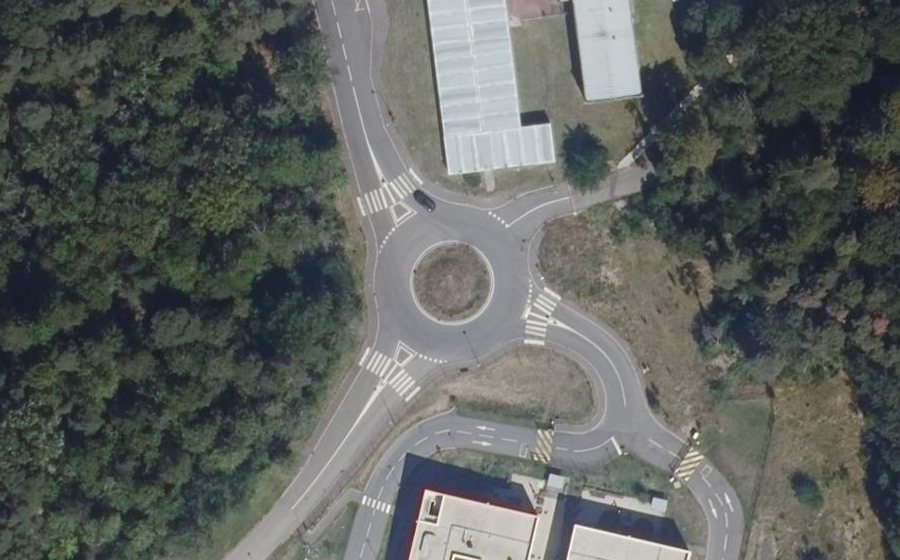 Vue aérienne du Rond-point anonyme n°1115552249