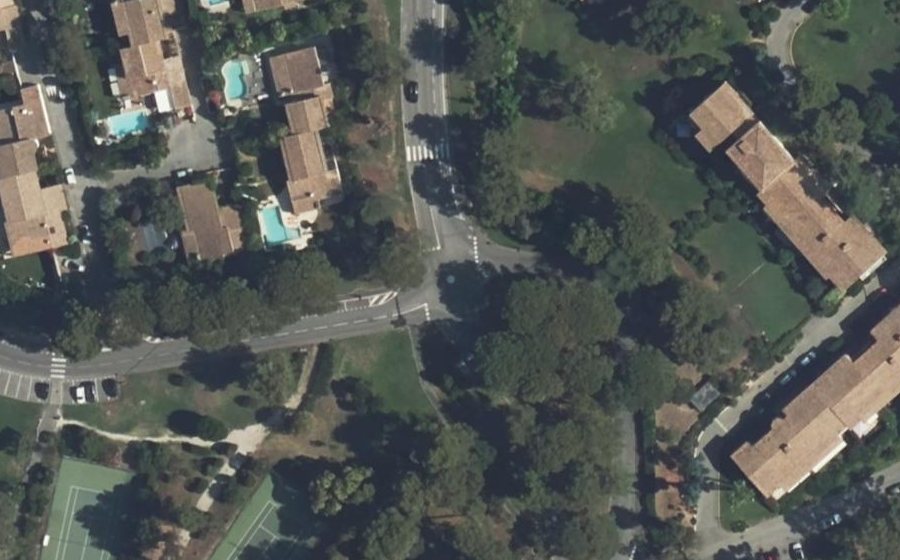 Vue aérienne du Rond-point anonyme n°1115687218
