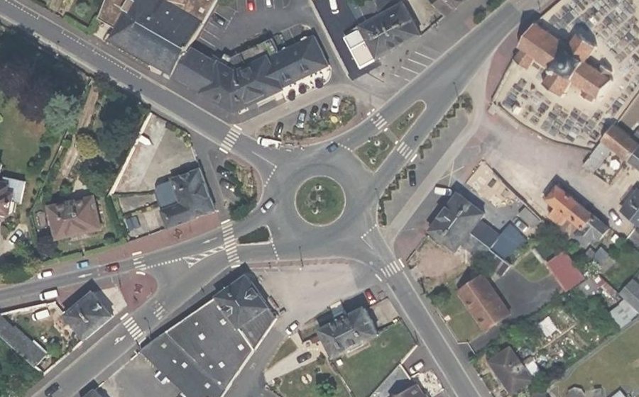 Vue aérienne du Rond-point anonyme n°111582578