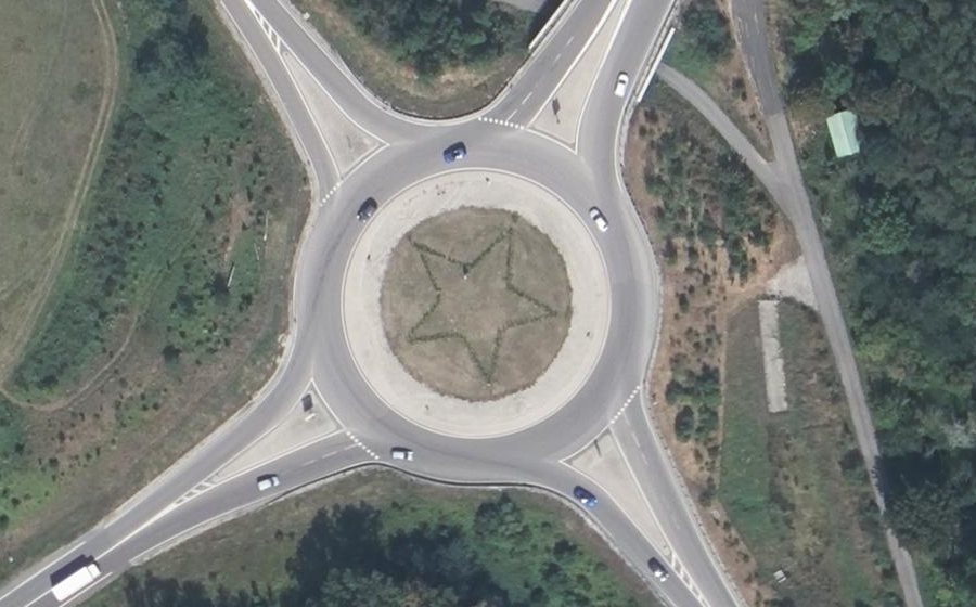 Vue aérienne du Rond-point anonyme n°111599774