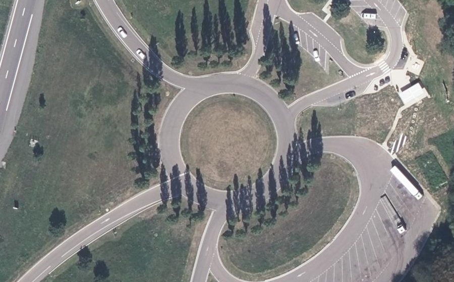 Vue aérienne du Rond-point anonyme n°111615098