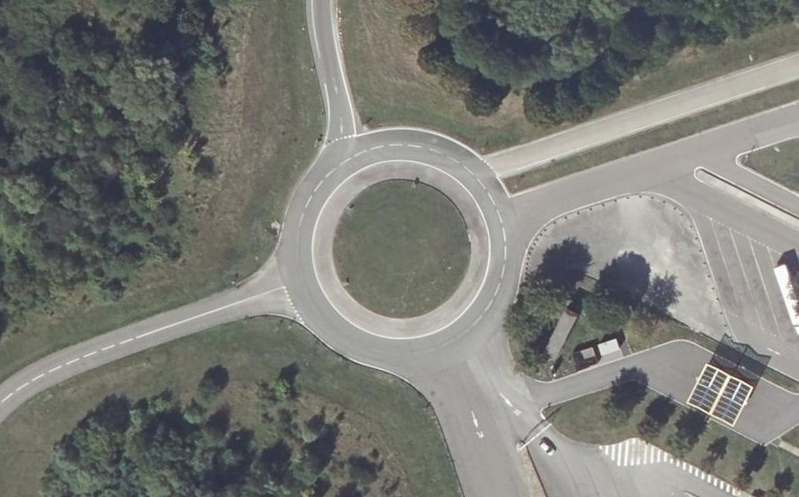 Vue aérienne du Rond-point anonyme n°111615190