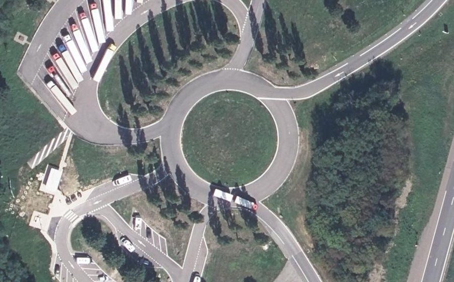 Vue aérienne du Rond-point anonyme n°111615192