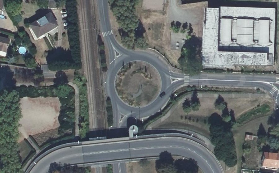 Vue aérienne du Rond-point anonyme n°111629605