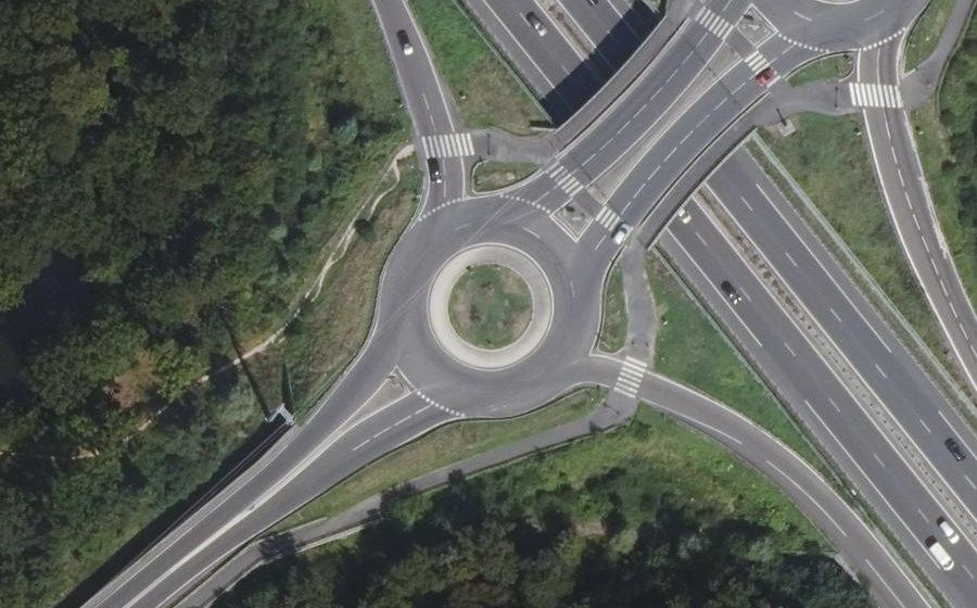 Vue aérienne du Rond-point anonyme n°111659777
