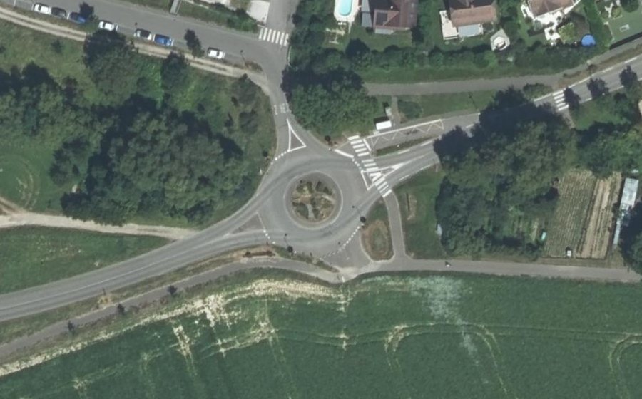 Vue aérienne du Rond-point anonyme n°111668569