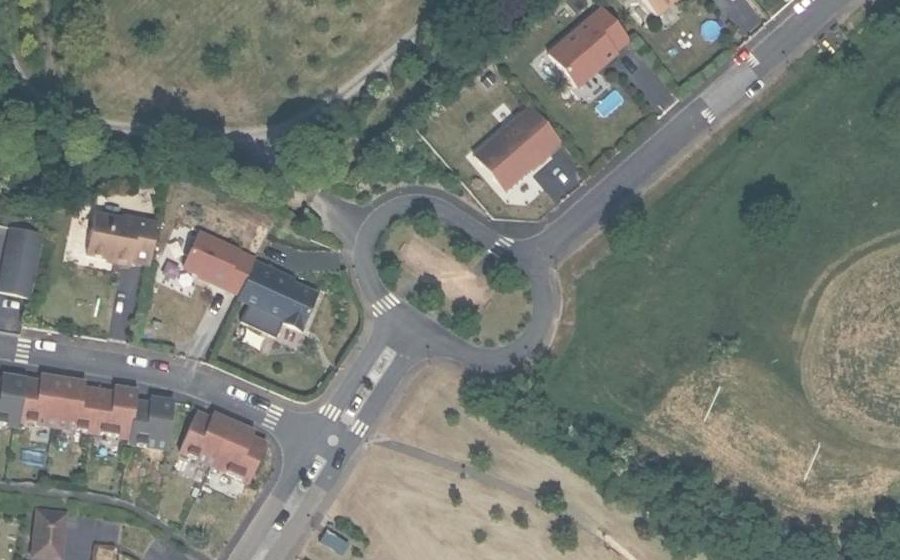 Vue aérienne du Rond-point anonyme n°111689537